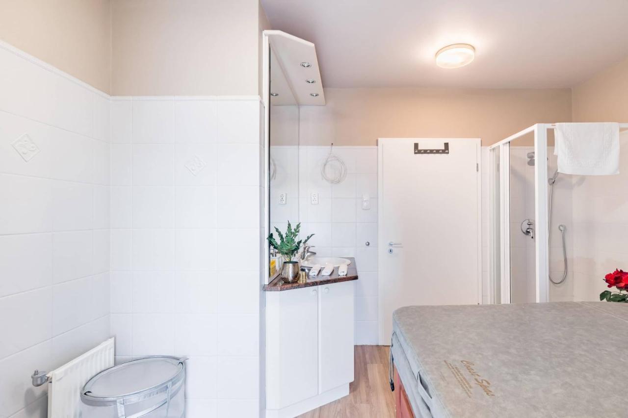 Sunny And Central Penthouse With Private Garage Budapest Exteriör bild